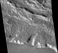 Canales justo al sur del cráter Sinton. Estos se crearon cuando el impacto se produjo en un suelo rico en hielo. Ampliación de la imagen anterior del lado oeste de Sinton