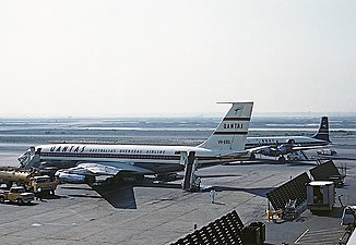 Boeing 707 with red wordmark on white tail and red belt, livery used 1959–1961