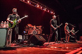 Breaking Benjamin на концерте в 2015 году. Слева направо: Кит Уоллен, Шон Фойст, Бенджамин Бёрнли, Аарон Брук и Джейсен Рау