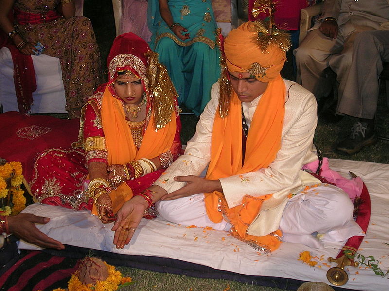 Файл:Hindu marriage ceremony offering.jpg