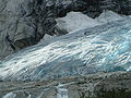 Varios grupos de personas en el glaciar Nigardsbreen