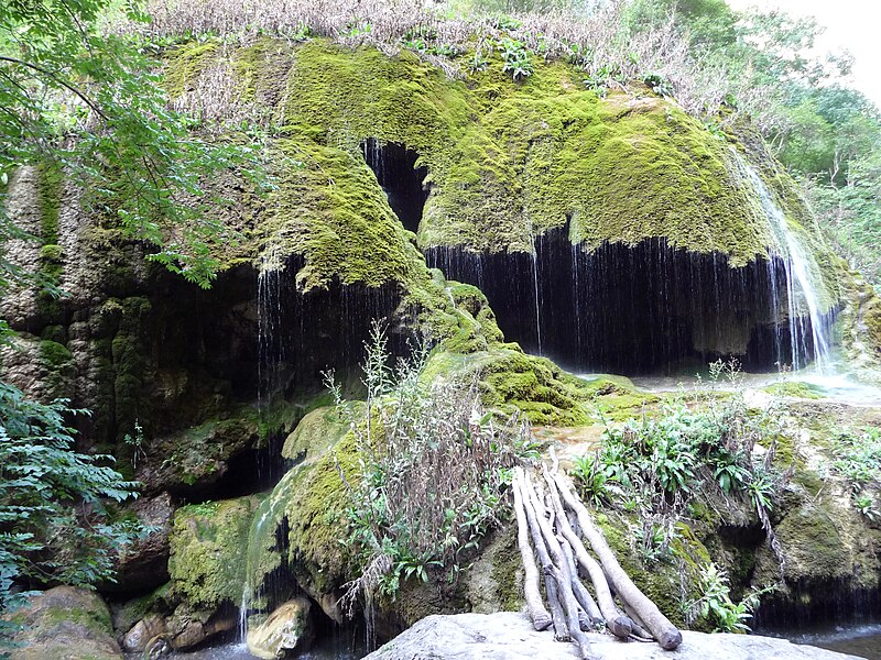 Файл:Waterfall, Karabakh Azerbaijan.jpg