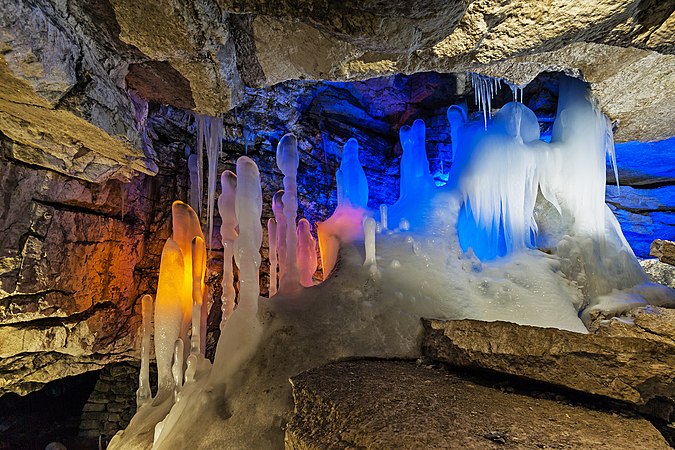 俄羅斯彼爾姆邊疆區昆古爾冰穴（英語：Kungur Ice Cave）。