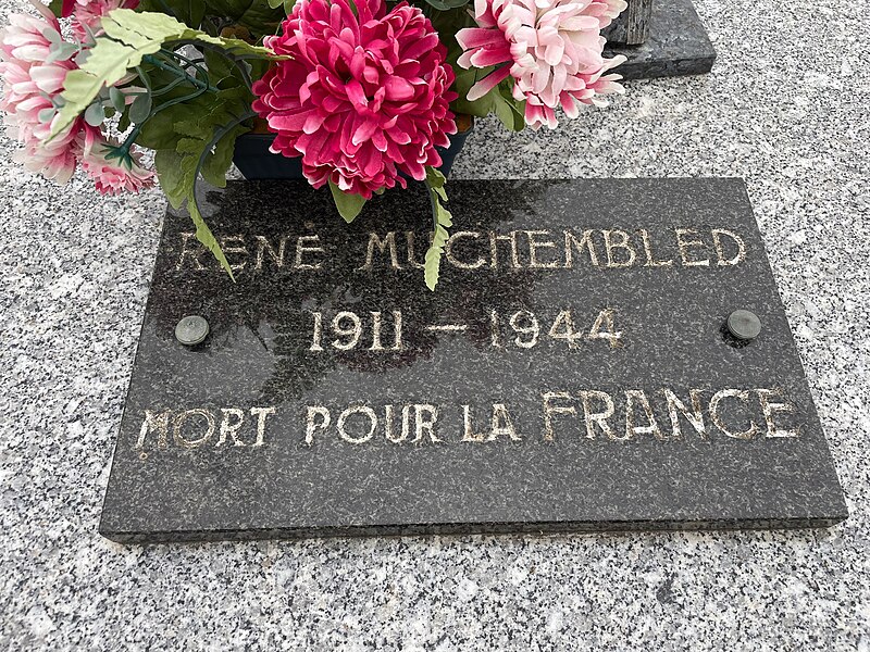 File:Rene Muchembled grave 2022.jpg