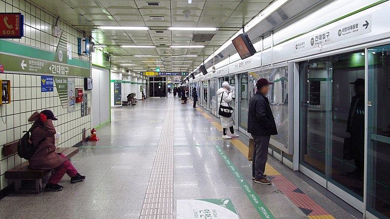 File:Seoul-metro-727-Konkuk-university-station-platform-20181123-085836.jpg