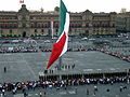 Ceremonia de arreamiento de la bandera monumental en la Plaza de la Constitución a las 18:00 hrs.