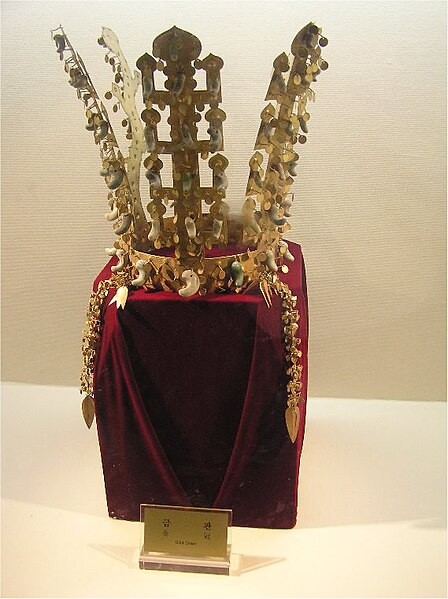 File:Gold crown from Cheonmachong.jpg