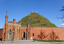 Часовня блаженной Брониславы, справа - Курган Костюшко