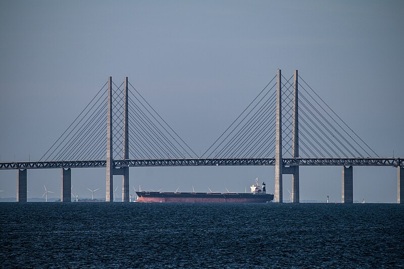 File:Öresundsbron och tanker.jpg