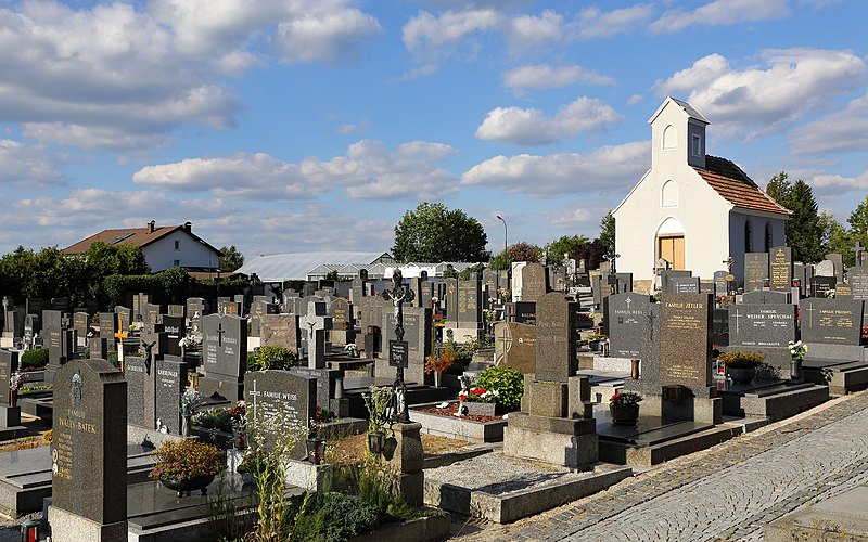 File:Friedhof in Schrems 2019-07.jpg