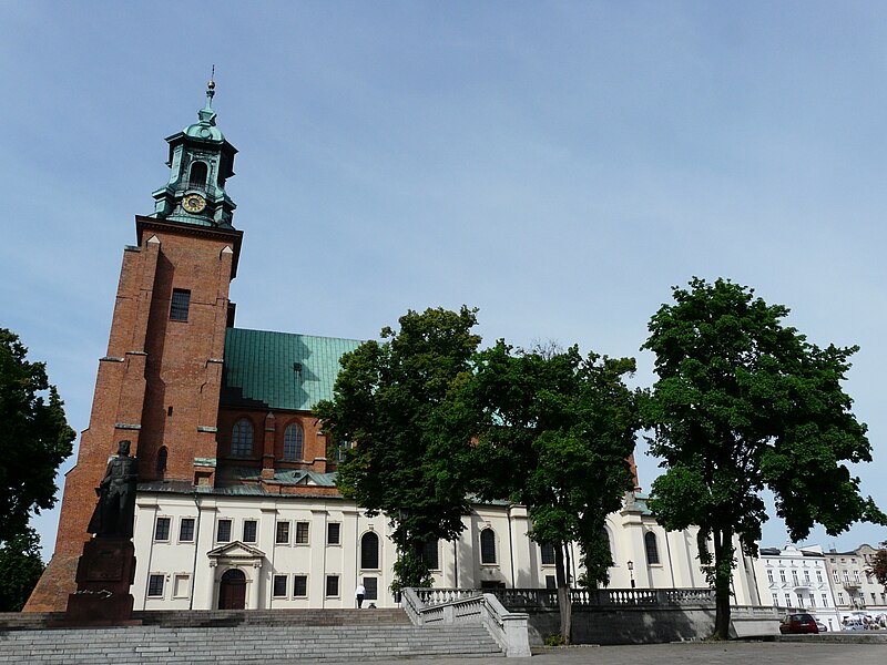 File:Gniezno Cathedral - 01.JPG