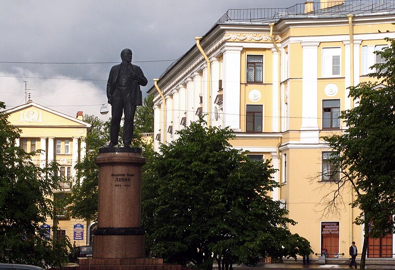 Файл:Lenin statue (Kolpino).jpg