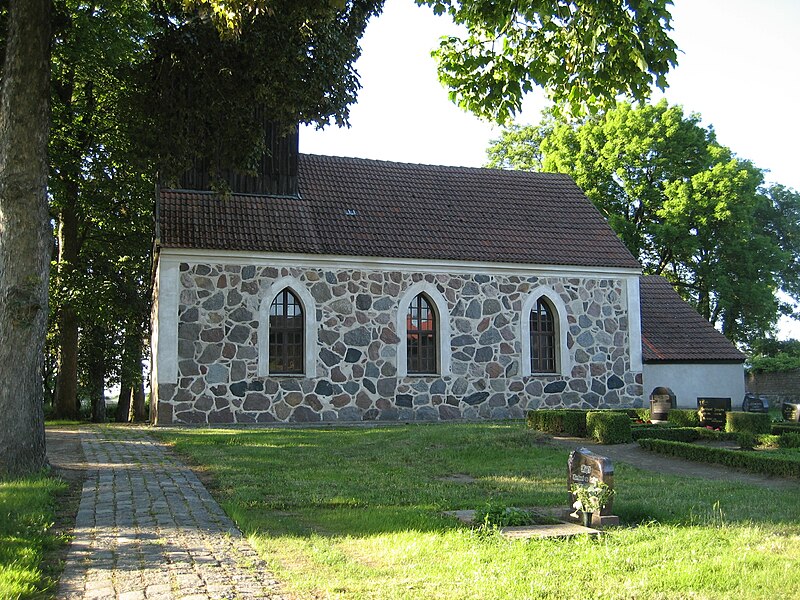 Файл:Polzow-Kirche-(Süden)-IMG 1202.JPG