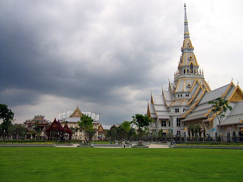 File:View of Wat Sothonwararam.jpg