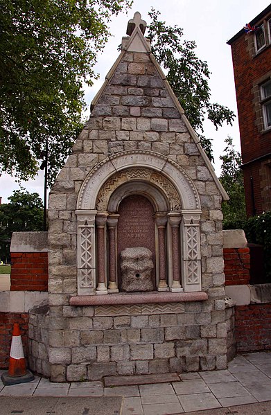 File:Whitechapel Fountain (geograph 3300773).jpg