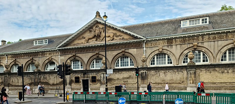 File:Buckingham Palace Royal Mews.jpg