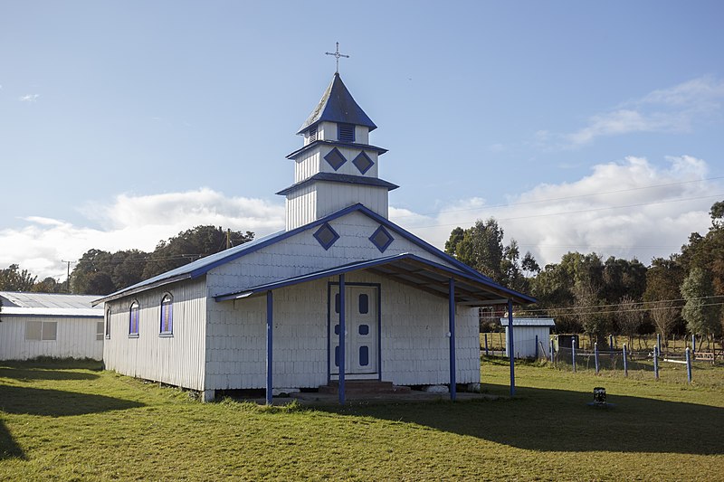 Archivo:Capilla machil calbuco.jpg