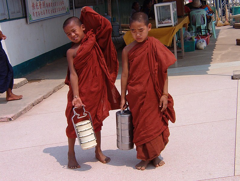 Archivo:Novice monks.jpg