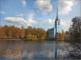 Пруд и церковь в парке