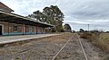 Andén de la estación y paso del tren.