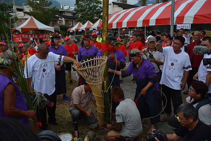 File:大武壠族夜祭立向竹儀式.jpg