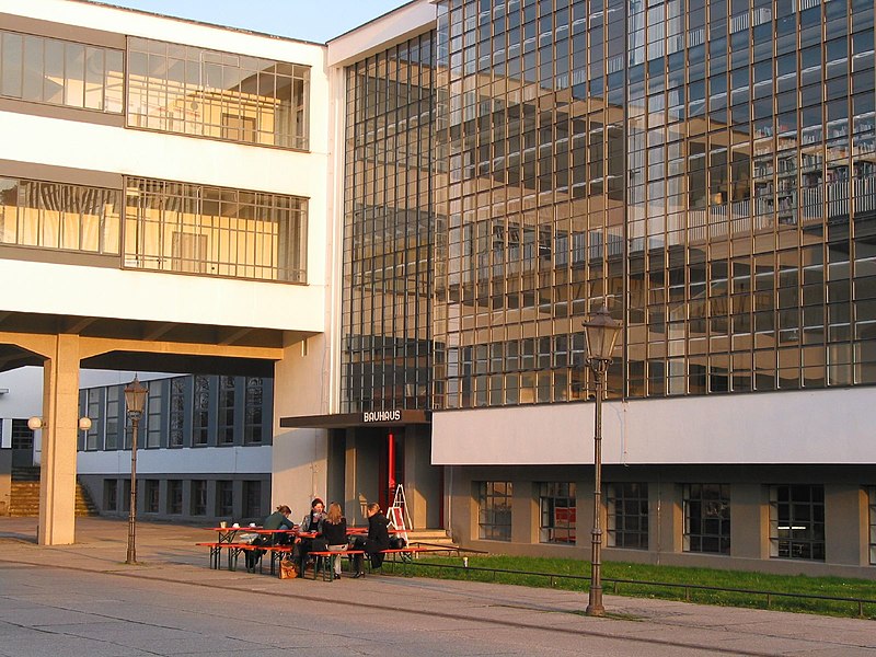 Файл:Bauhaus in Dessau.jpg