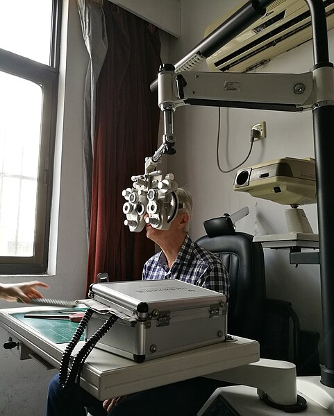 File:Eye examination visual acuity.jpg