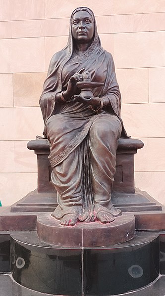 File:Maharani Ahilyabai Holkar, statue.jpg