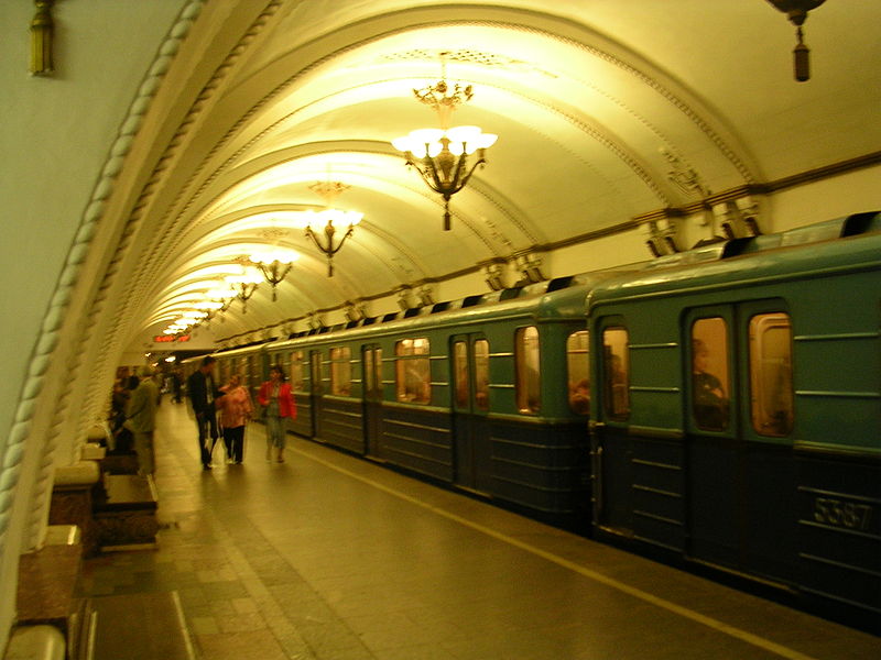 Файл:Train in Moscow metro.jpg