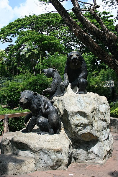 File:Dusit Zoo bear statue.jpg