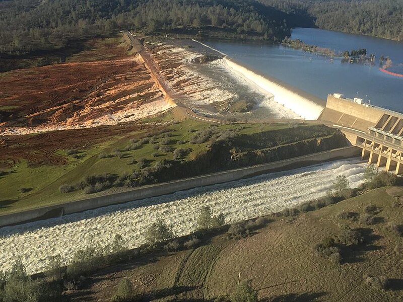 File:Oroville dam spillover 2017-02-11.jpg