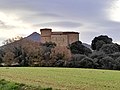 Palacio cabo de armería, en Igúzquiza, en un primer plano, y la silueta del alto de Monjardín al fondo