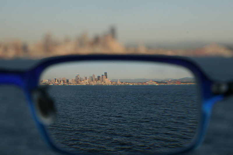 Archivo:Refraction through glasses 090306.jpg