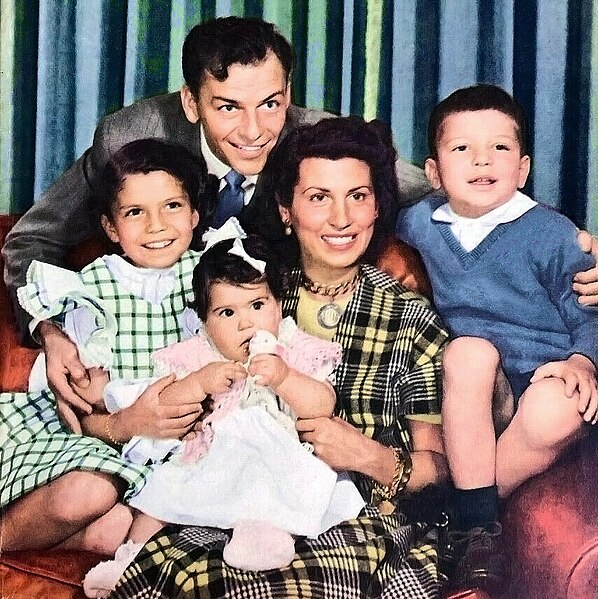 Файл:Sinatra family 1949.jpg