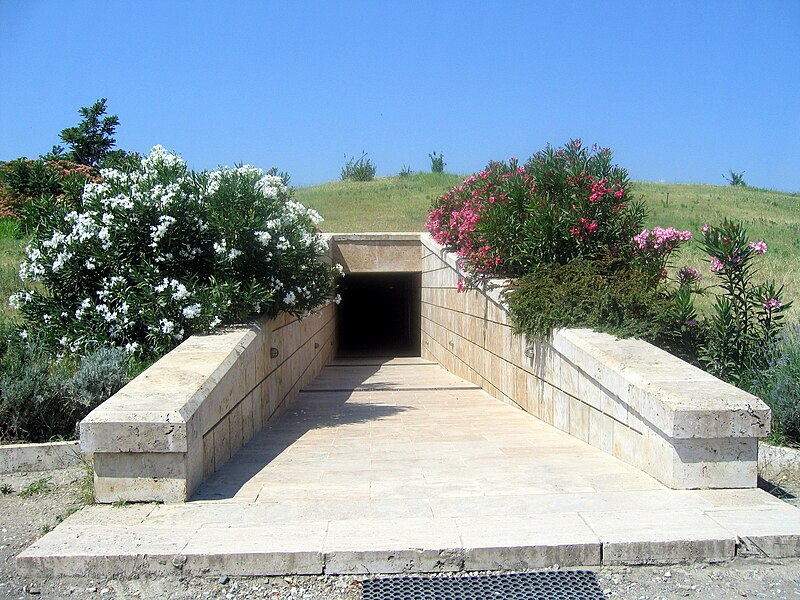 File:Vergina Tombs Entrance.jpg