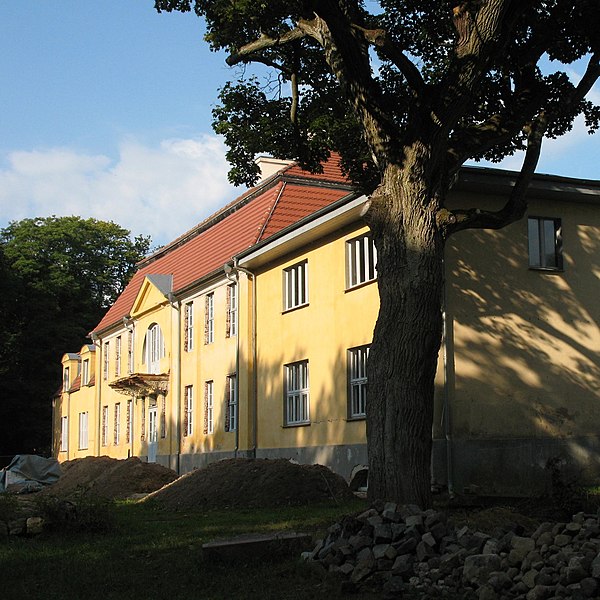 Файл:Dannenwalde manor 2012.jpg