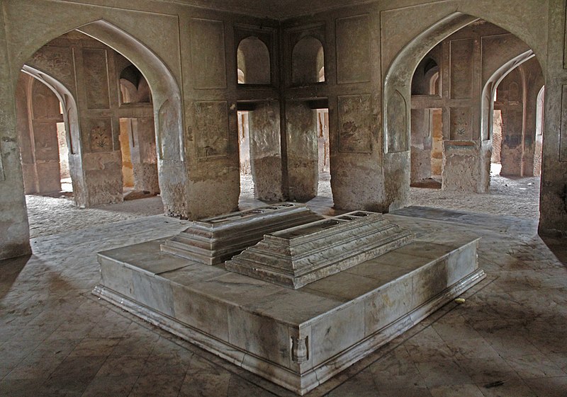 File:Grave of Nur Jahan.jpg