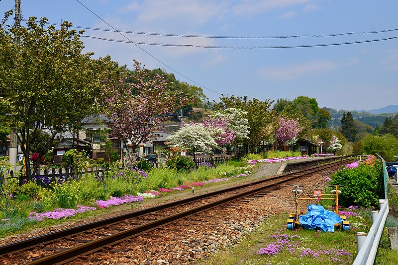 File:Kami-kanbai Station 25-Apr-2015 p2.jpg