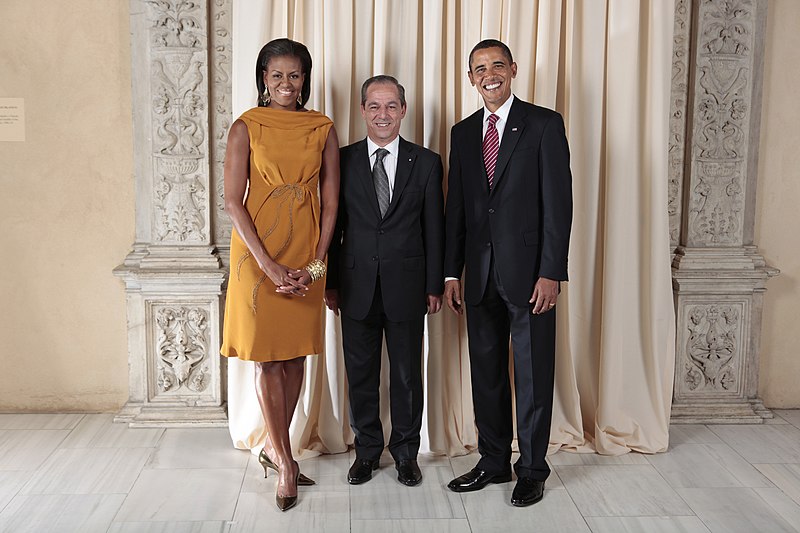 Archivo:Lawrence Gonzi with Obamas.jpg