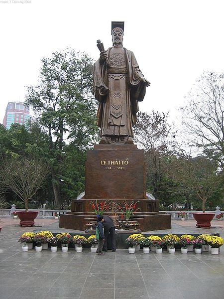 File:LyThaiToStatueHanoi1.jpg