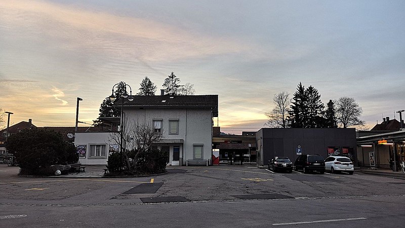 File:Reiden railway station.jpg