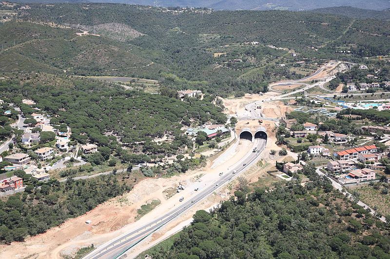 Archivo:Túnel de Fenals.JPG