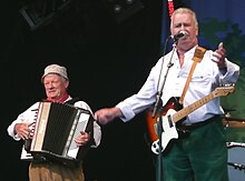 Banner (left) performing with The Wurzels in 2011