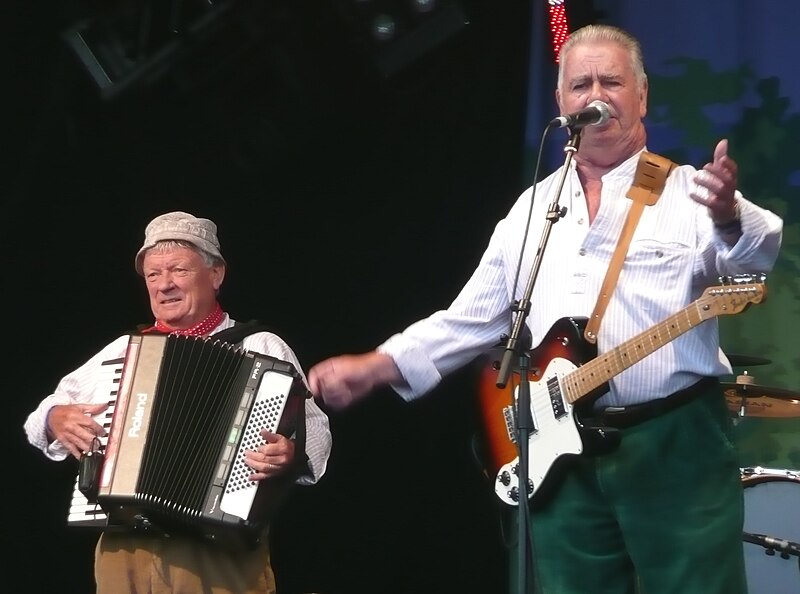 File:Wurzels Wychwood 2011.jpg