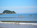 Bañistas en la playa de Zarauz.