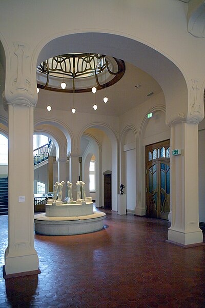 File:Hagen Brunnenhalle-im-Osthaus-Museum.jpg