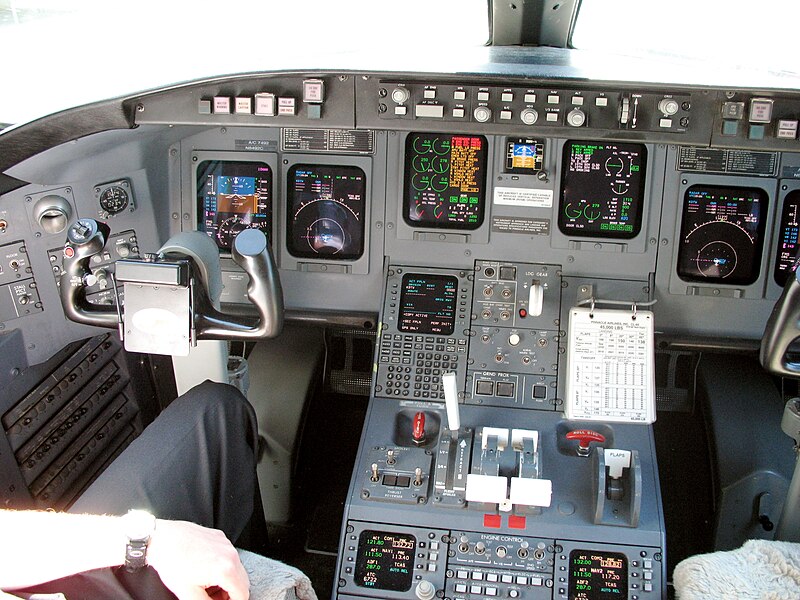 File:CRJ cockpit.jpg