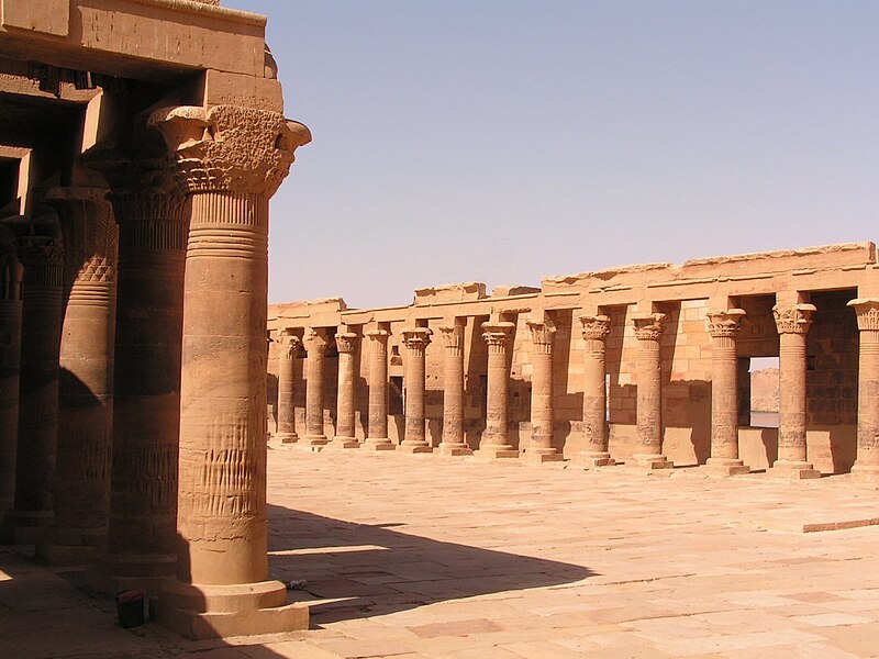 File:ColonnadeDevantPyloneTempleIsis.jpg