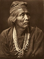 Navajo medicine man – Nesjaja Hatali, c. 1907[38]