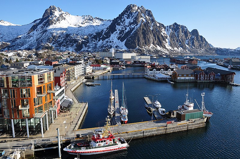 Archivo:Svolvaer, Lofoten, Norway.JPG